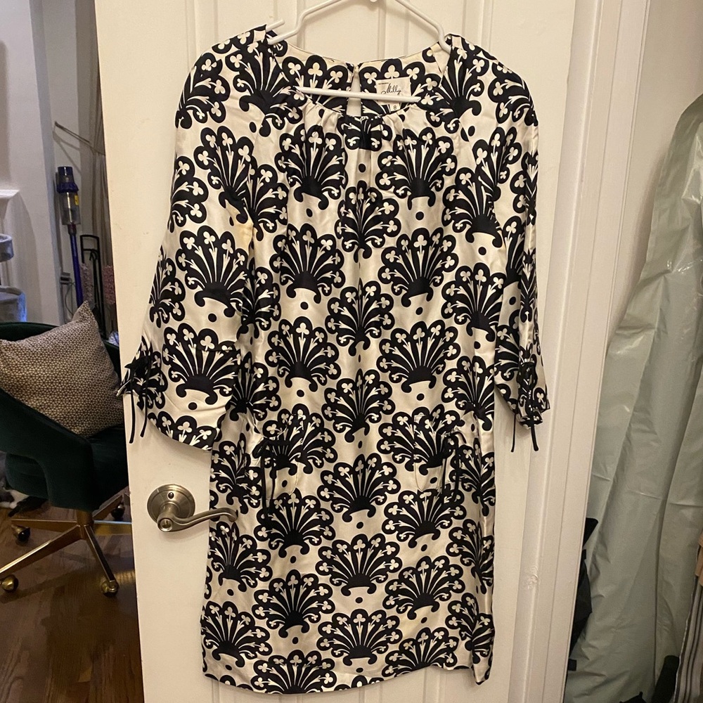 Milly black/white silk dress, 100% silk. Bow detail on sleeves & pockets, size 8